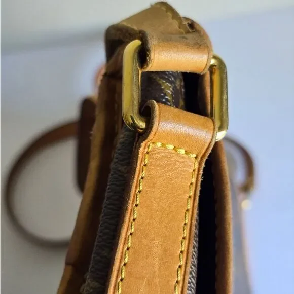 Louis Vuitton Menilmontant MM - Picture 6 of 16